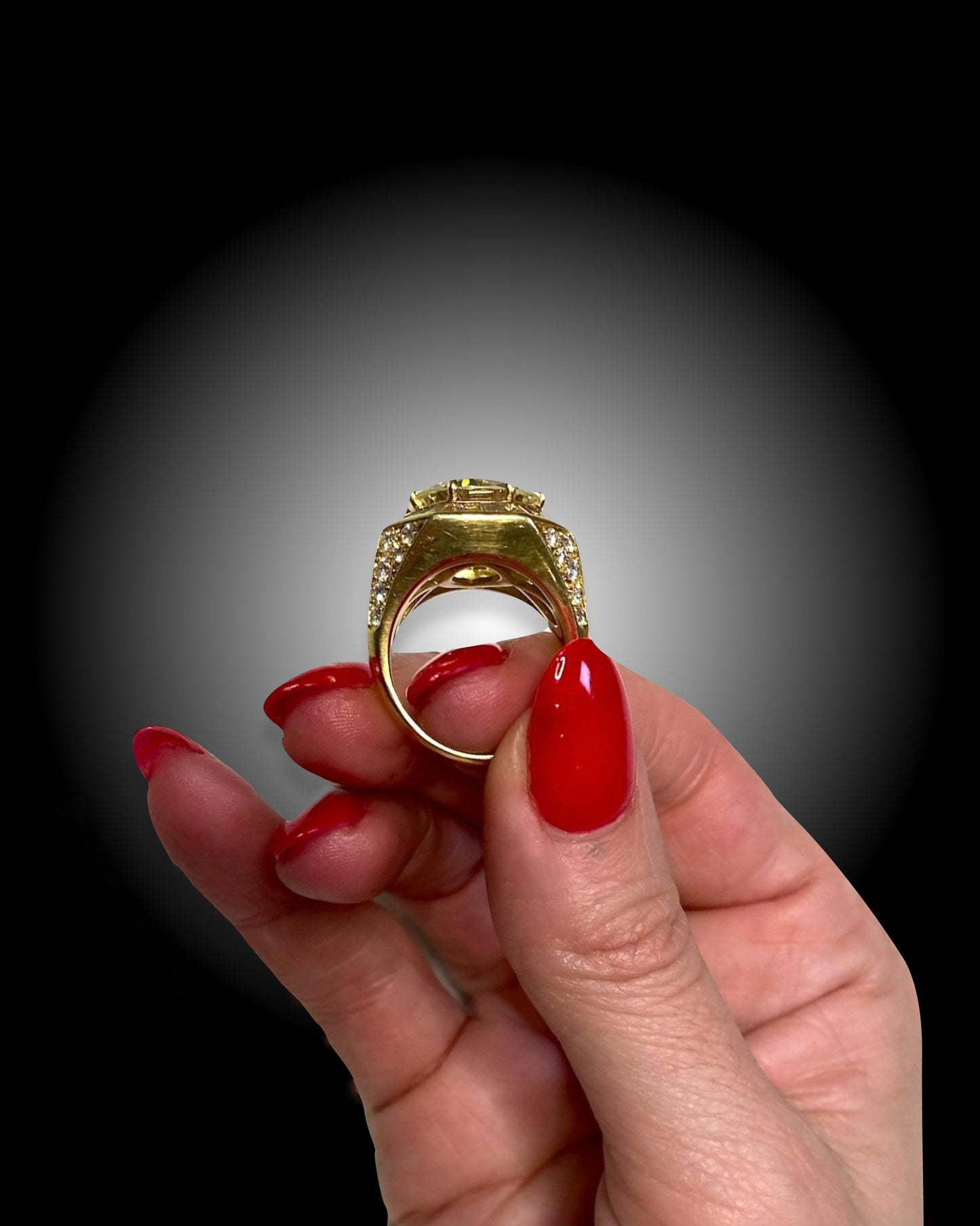 DIAMOND & YELLOW GOLD COCKTAIL RING, 1970s