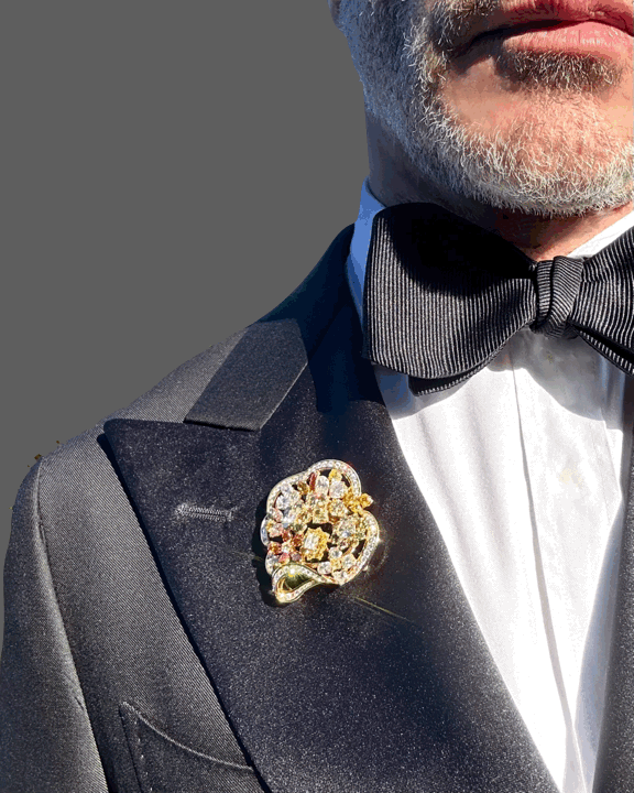 FANCY COLOUR DIAMONDS (23ct) & YELLOW GOLD BROOCH