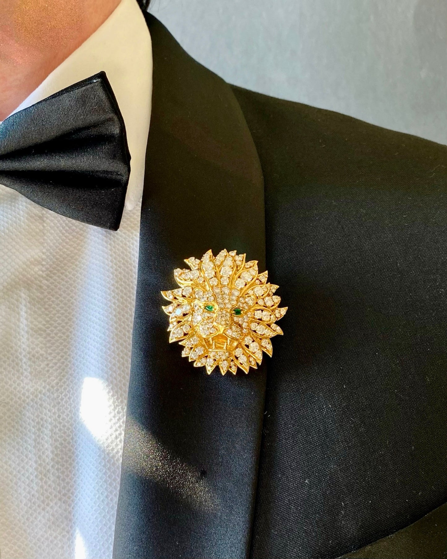 VAN CLEEF & ARPELS DIAMONDS, EMERALDS & YELLOW GOLD LION BROOCH, 1970s