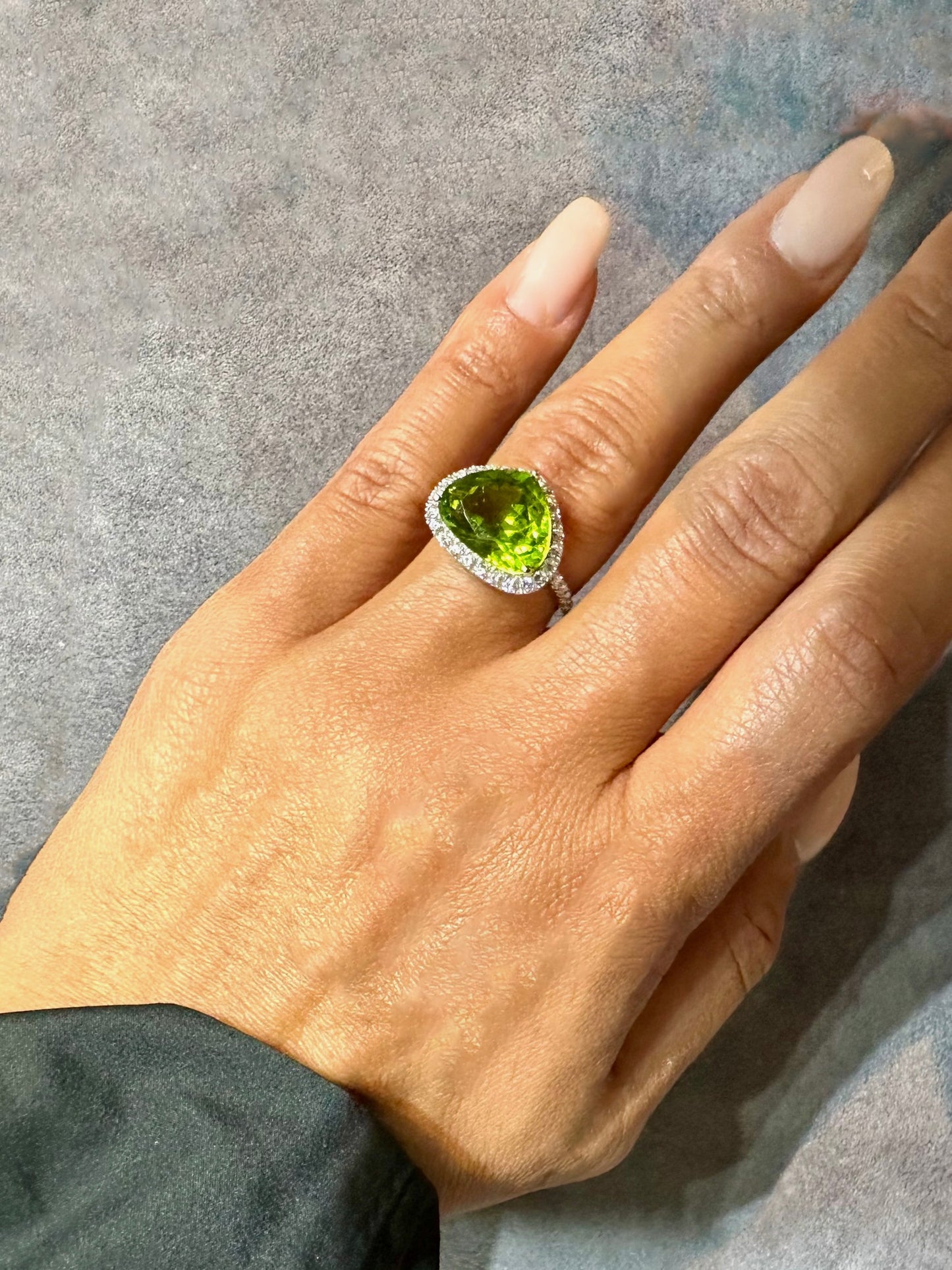 PERIDOT, DIAMONDS & WHITE GOLD HEART-SHAPED RING