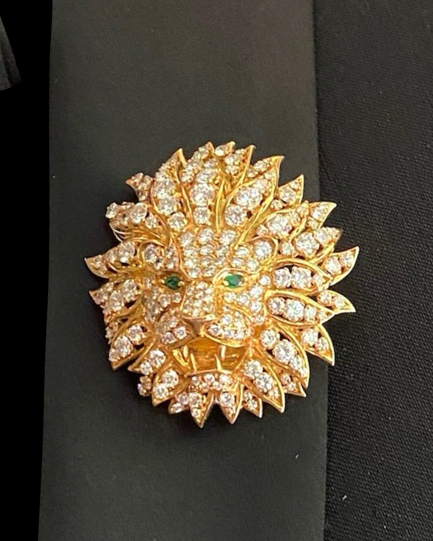 VAN CLEEF & ARPELS DIAMONDS, EMERALDS & YELLOW GOLD LION BROOCH, 1970s