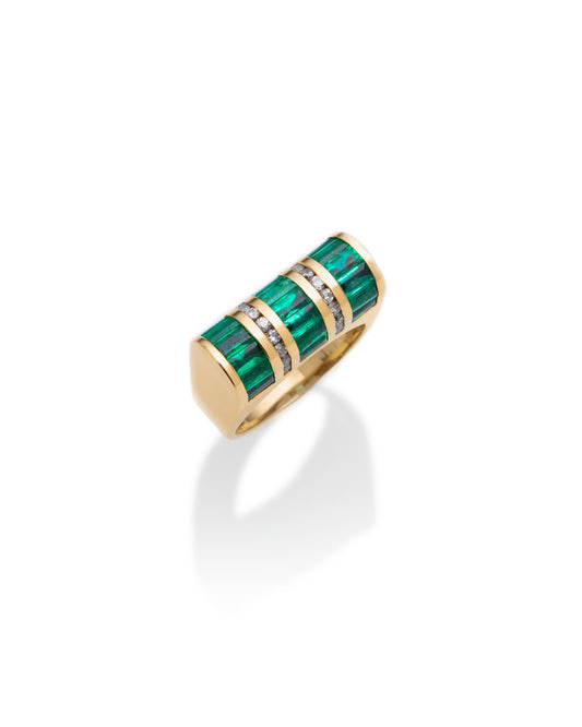 ART MODERNE EMERALD, DIAMOND & YELLOW GOLD RING, 1940s