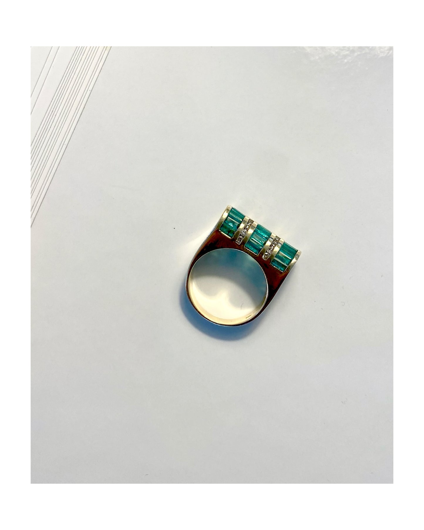 ART MODERNE EMERALD, DIAMOND & YELLOW GOLD RING, 1940s