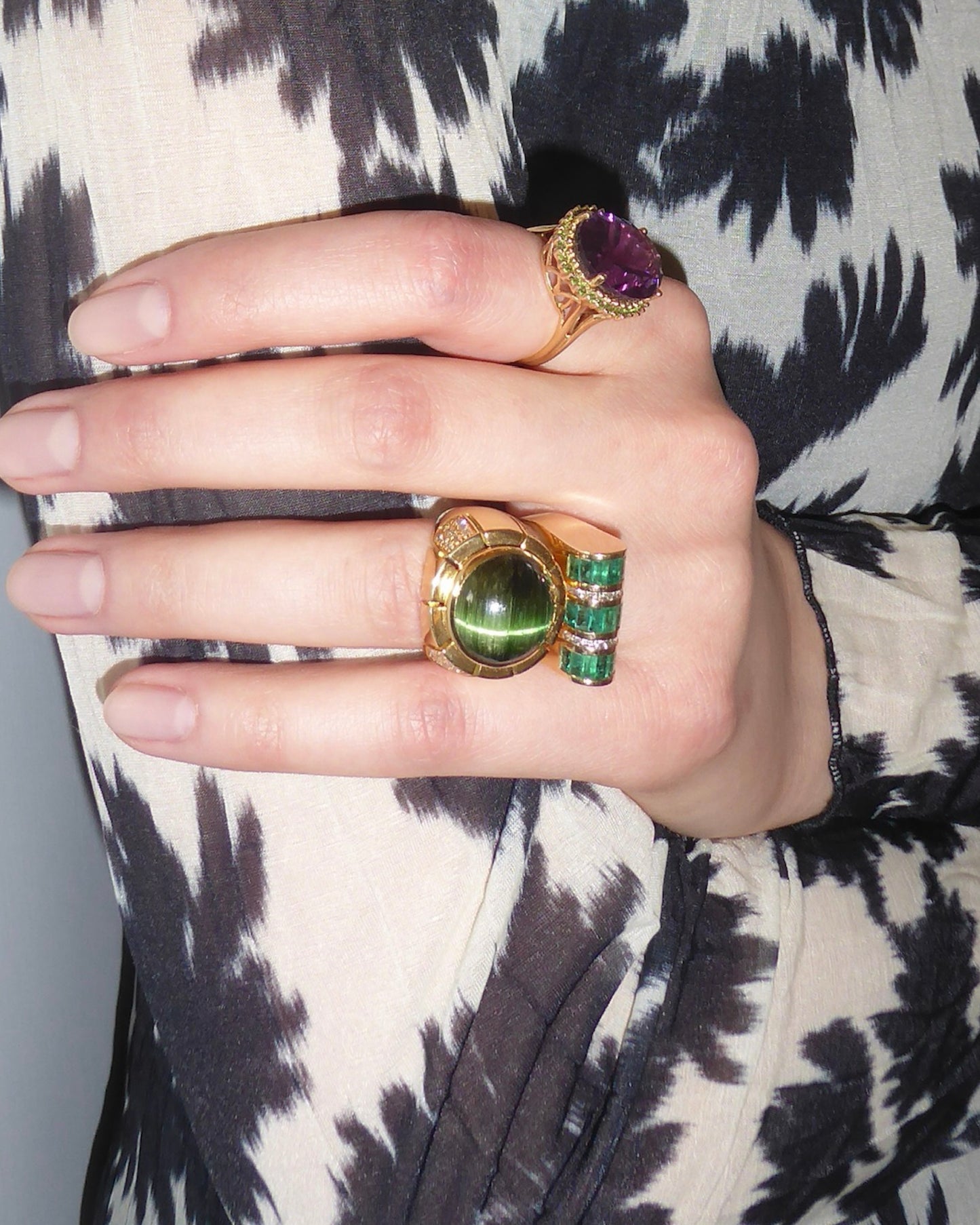 ART MODERNE EMERALD, DIAMOND & YELLOW GOLD RING, 1940s
