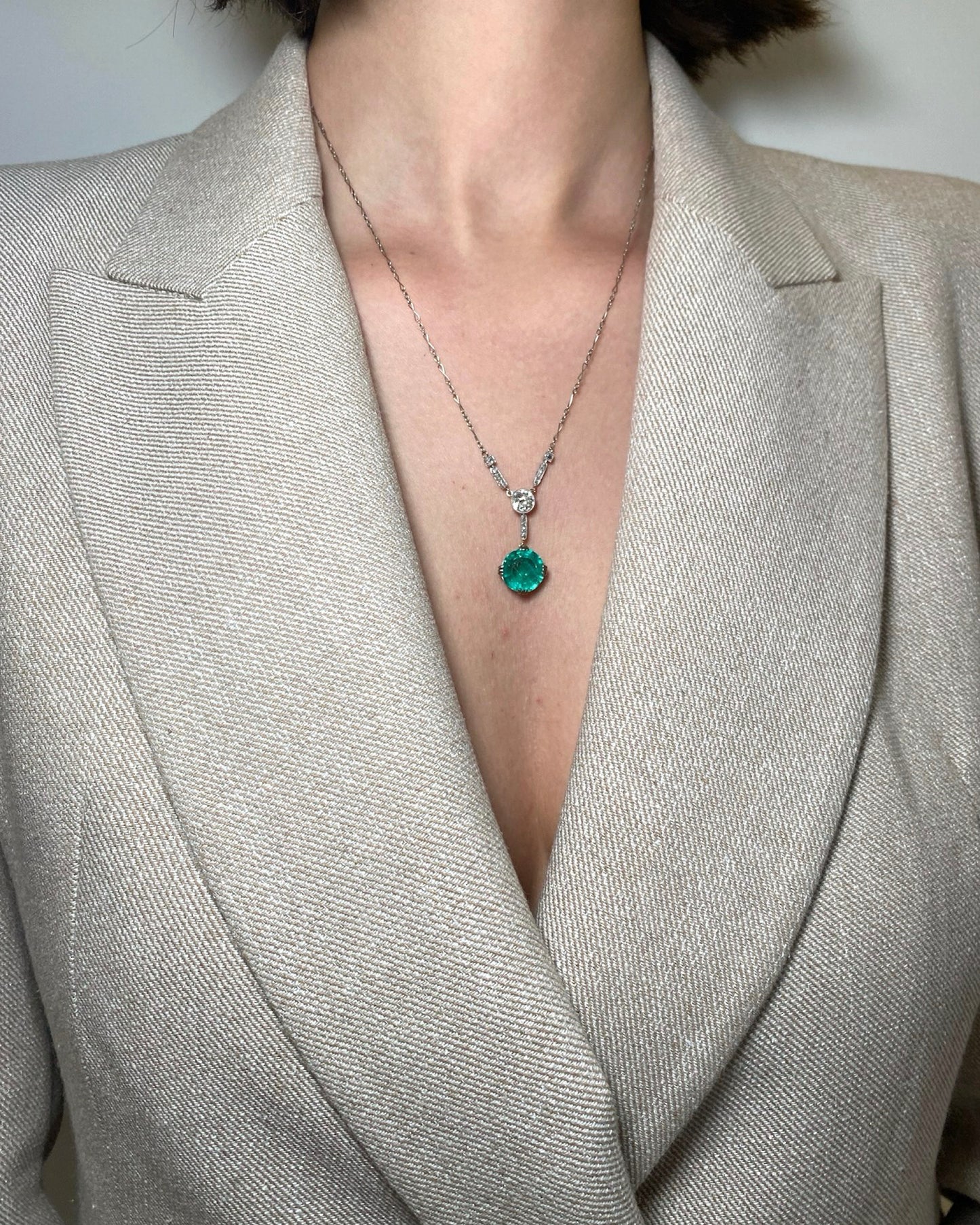 ART DÉCO COLOMBIAN EMERALD, DIAMONDS & PLATINUM PENDANT, 1920s