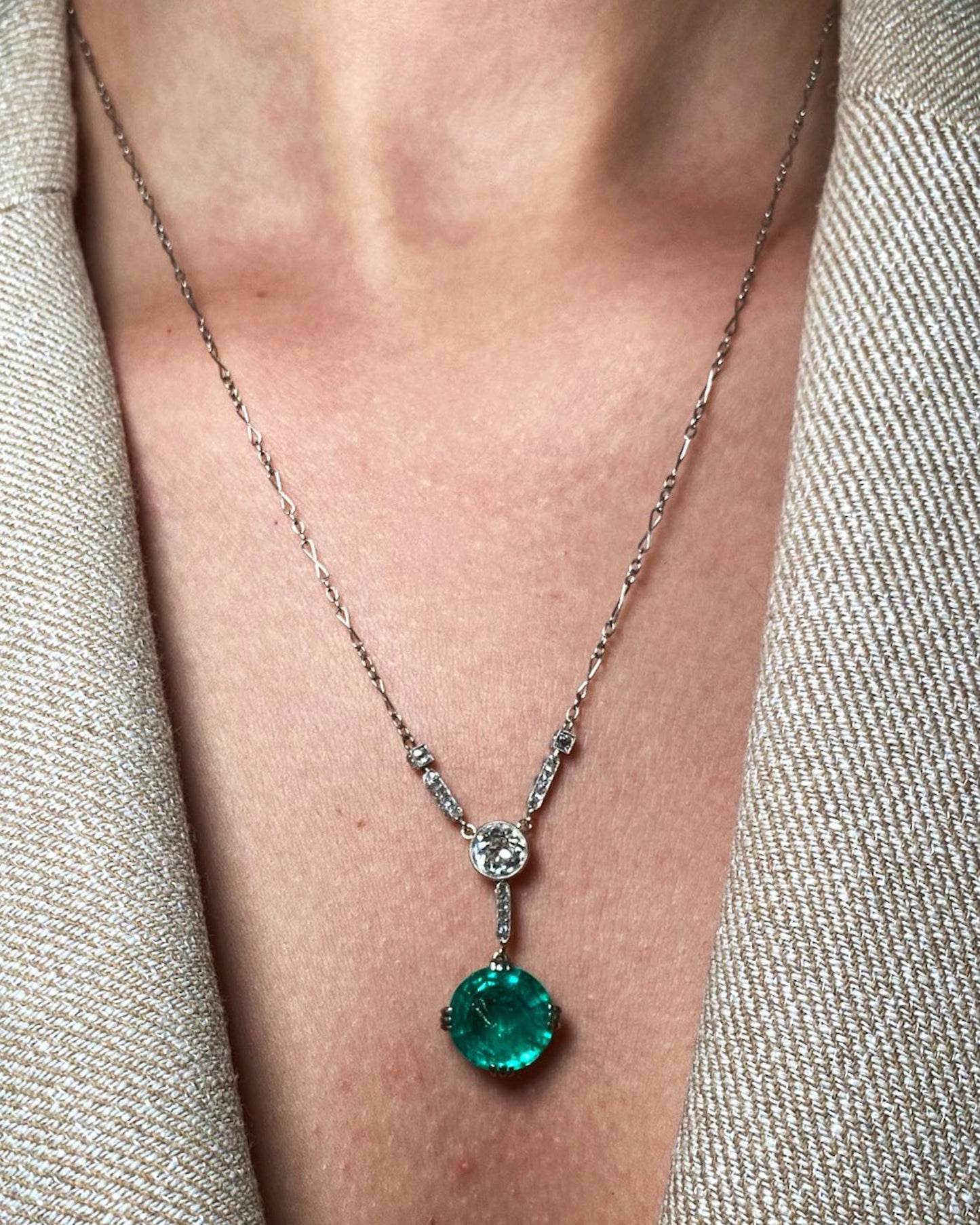 ART DÉCO COLOMBIAN EMERALD, DIAMONDS & PLATINUM PENDANT, 1920s