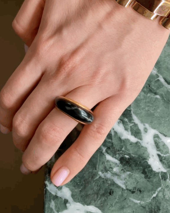 VAN CLEEF & ARPELS YELLOW GOLD & ONYX RING, 1970s