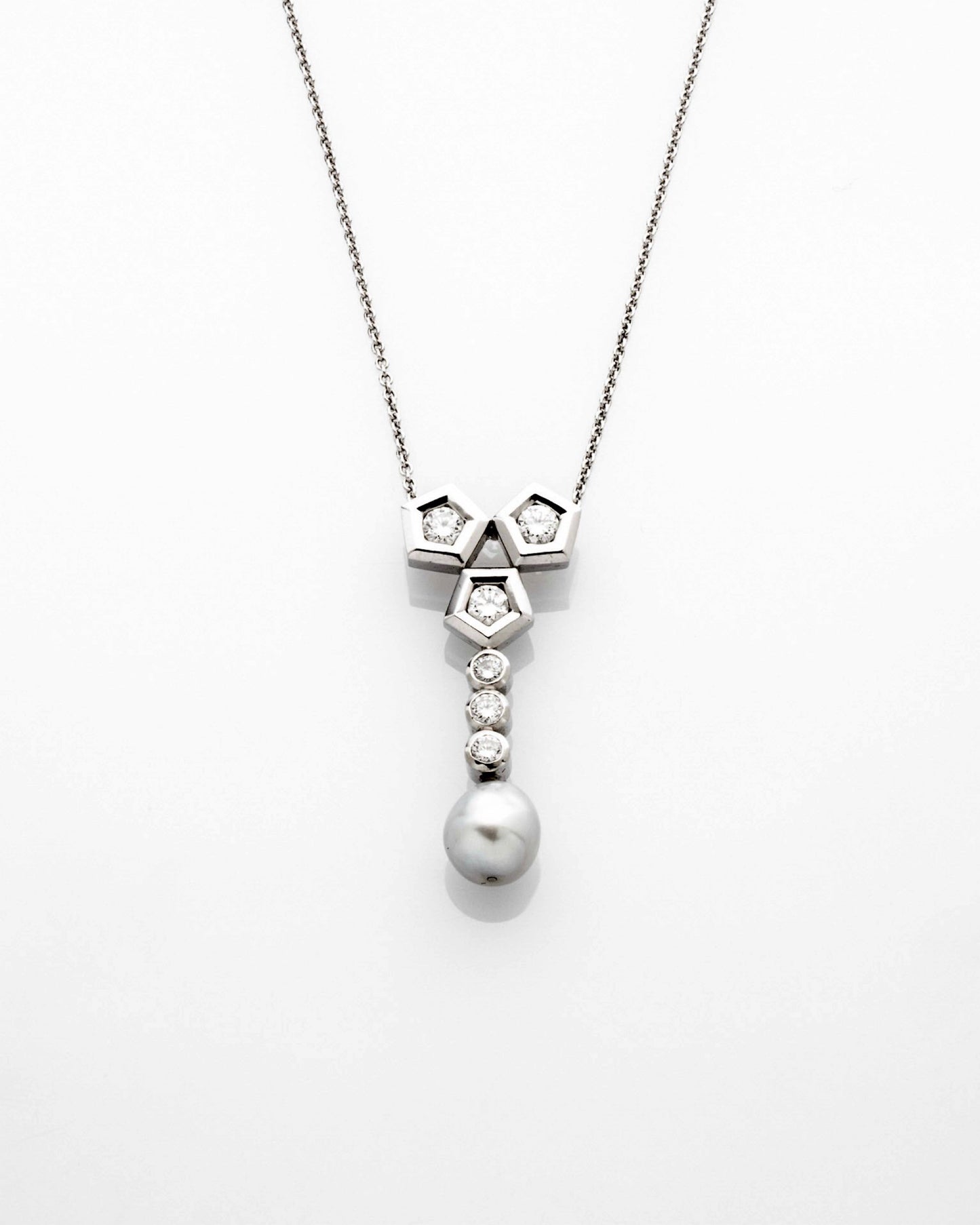 PEARL, DIAMONDS & WHITE GOLD PENDANT NECKLACE, 1948