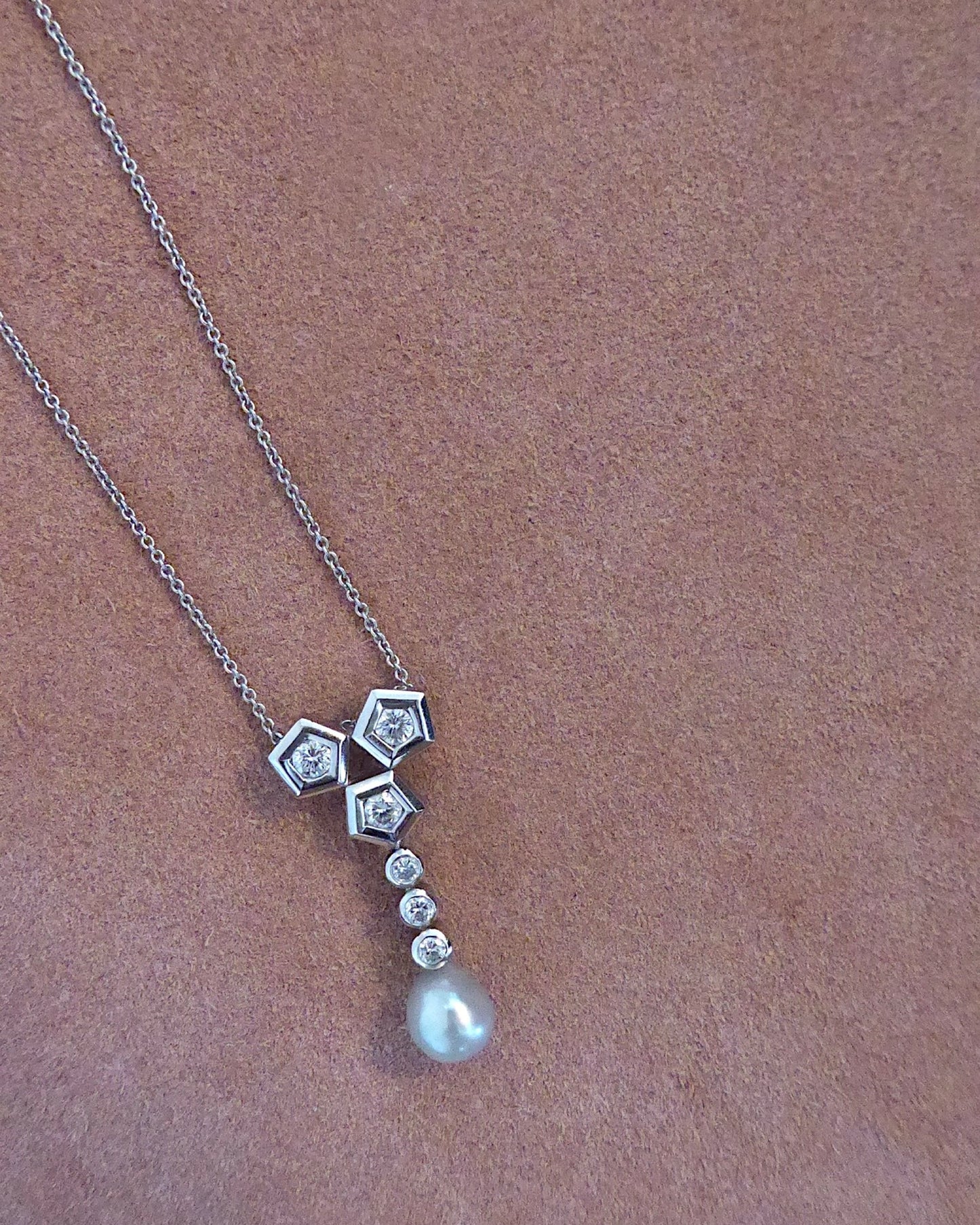 PEARL, DIAMONDS & WHITE GOLD PENDANT NECKLACE, 1948