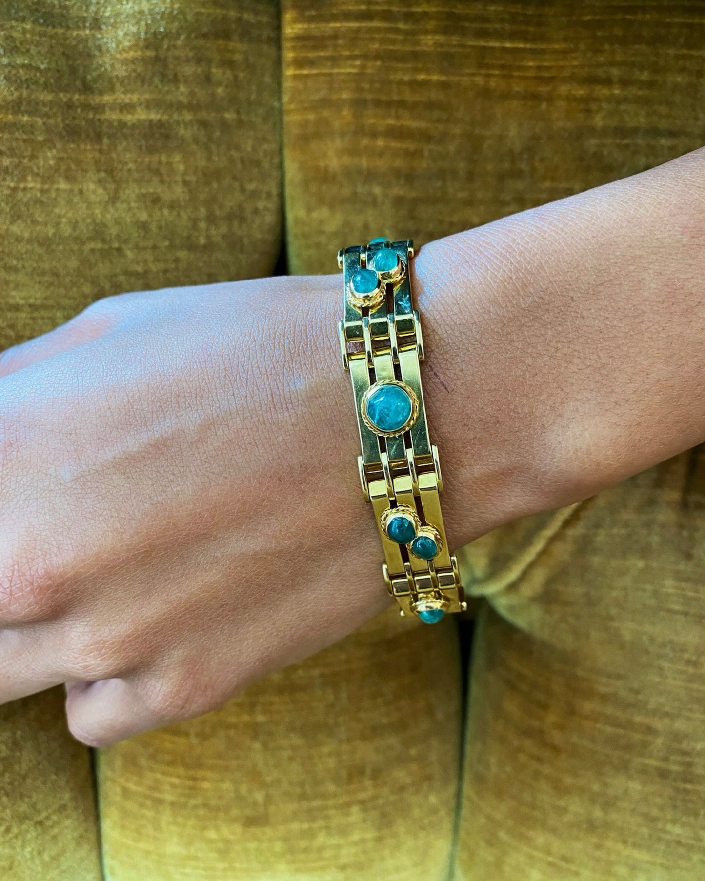ART MODERNE EMERALD & YELLOW GOLD BRACELET, 1940s