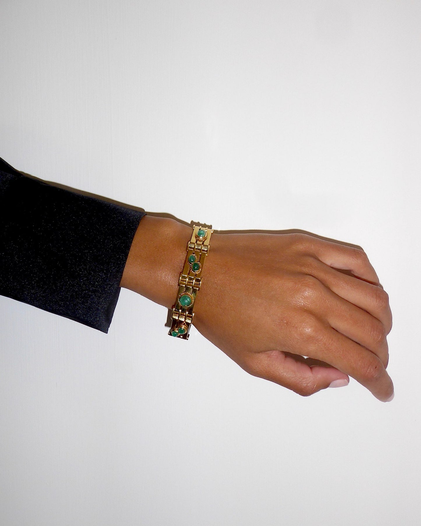 ART MODERNE EMERALD & YELLOW GOLD BRACELET, 1940s