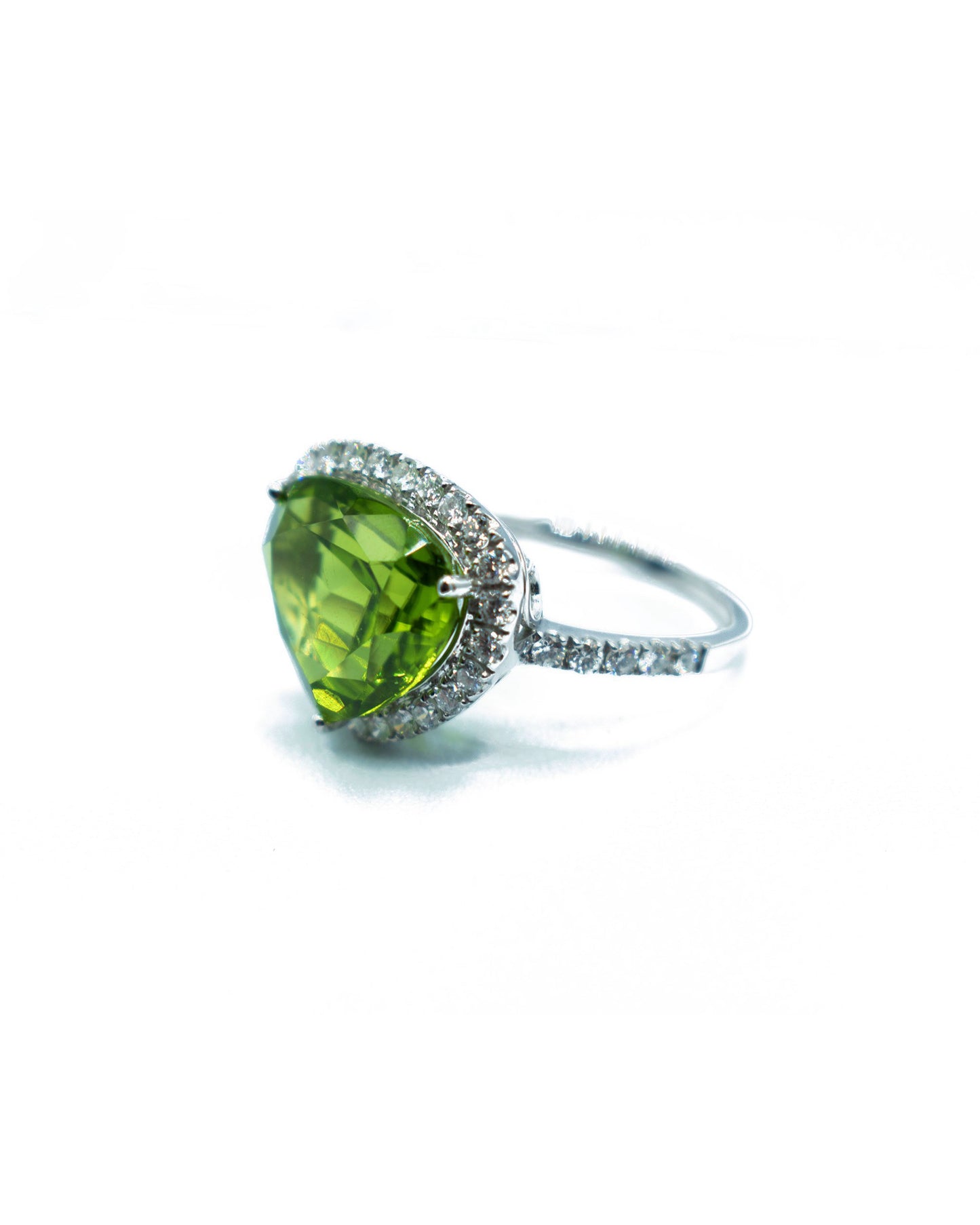 PERIDOT, DIAMONDS & WHITE GOLD HEART-SHAPED RING