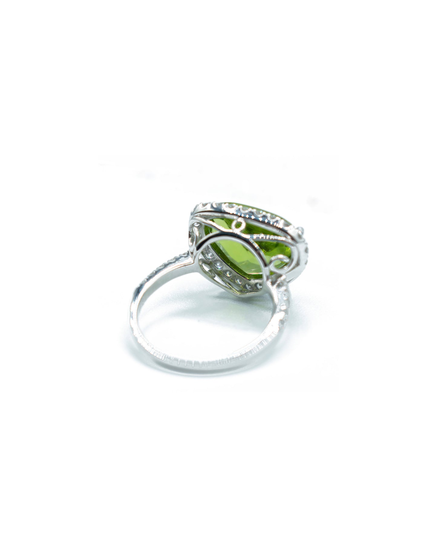 PERIDOT, DIAMONDS & WHITE GOLD HEART-SHAPED RING