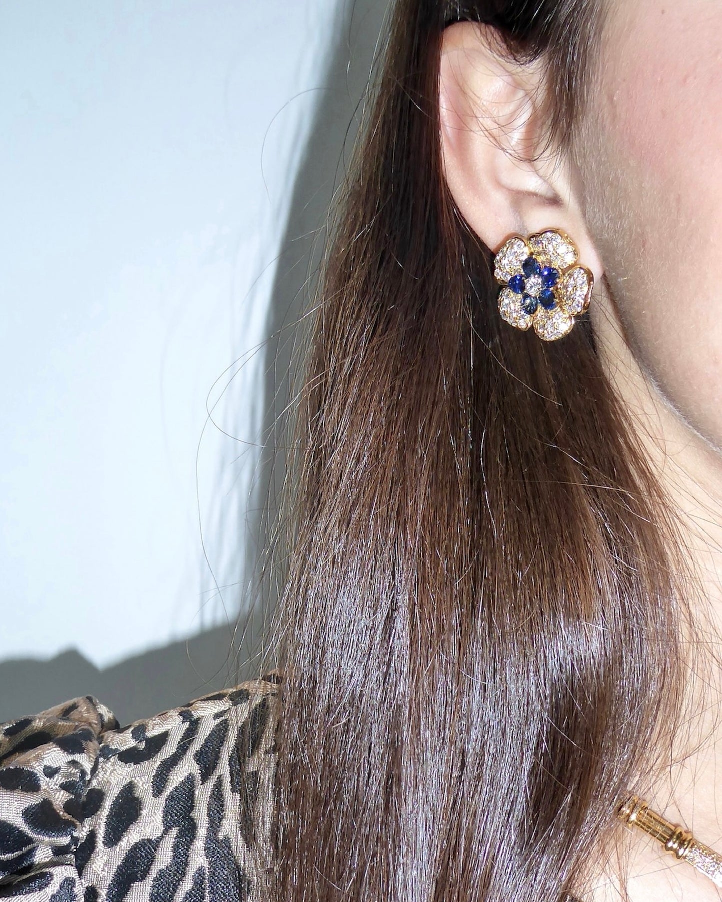 SAPPHIRES, DIAMONDS & YELLOW GOLD EARRINGS & CHOKER