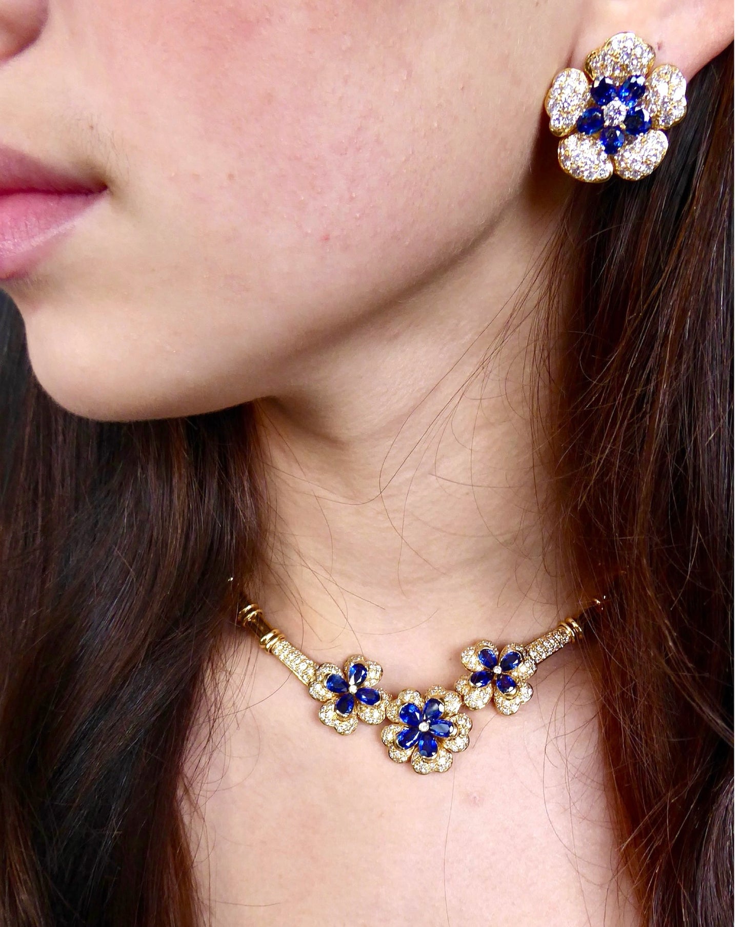 SAPPHIRES, DIAMONDS & YELLOW GOLD EARRINGS & CHOKER