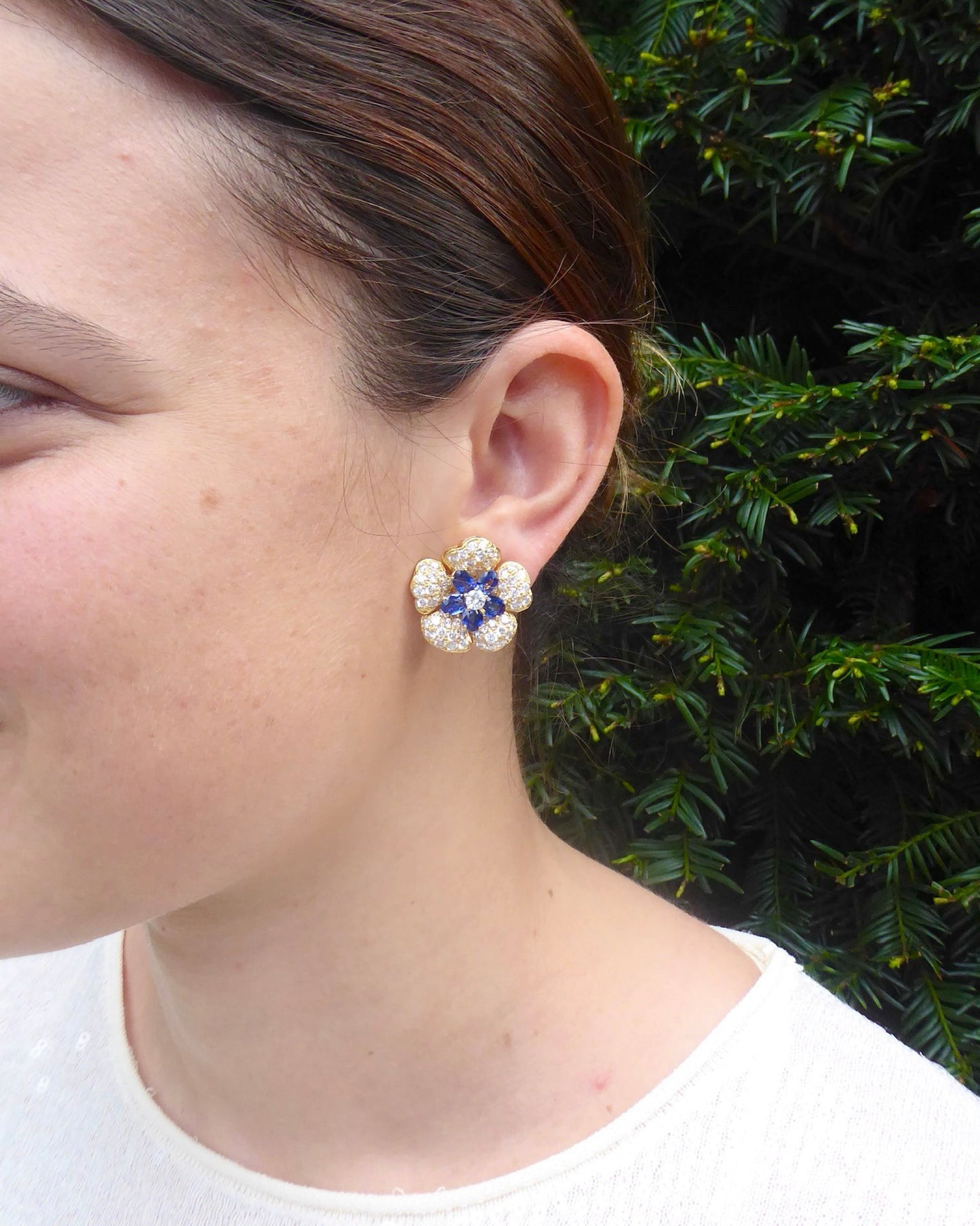 SAPPHIRES, DIAMONDS & YELLOW GOLD EARRINGS & CHOKER