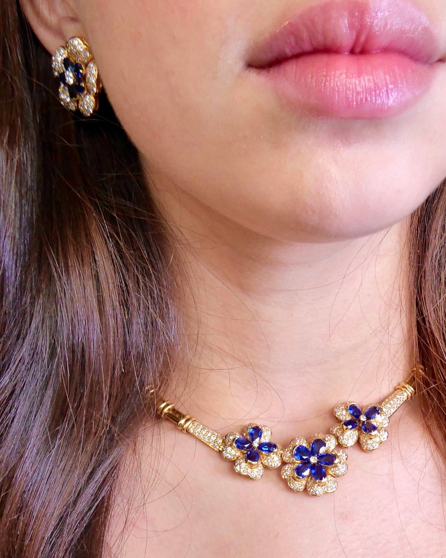 SAPPHIRES, DIAMONDS & YELLOW GOLD EARRINGS & CHOKER