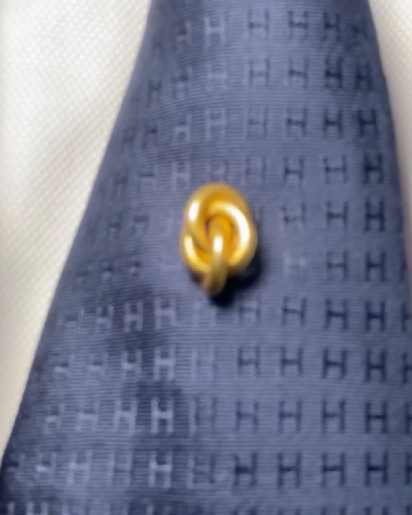 VICTORIAN YELLOW GOLD LOVE KNOT TIE PIN, 1900s
