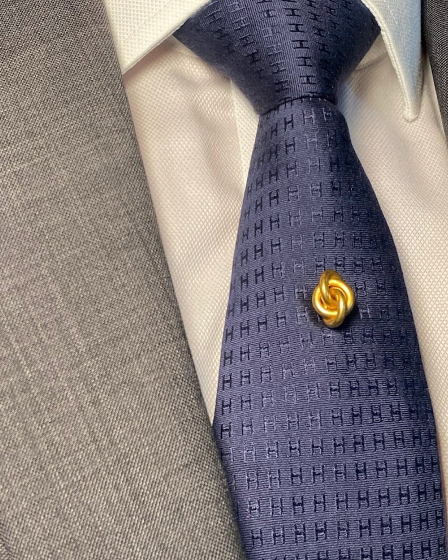 VICTORIAN YELLOW GOLD LOVE KNOT TIE PIN, 1900s