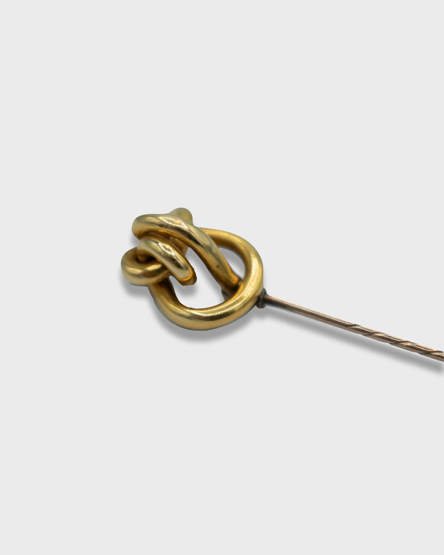 VICTORIAN YELLOW GOLD LOVE KNOT TIE PIN, 1900s