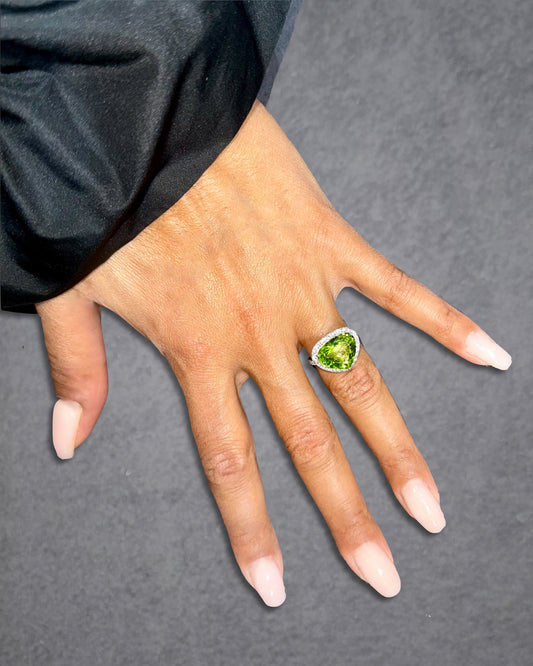 PERIDOT, DIAMONDS & WHITE GOLD HEART-SHAPED RING