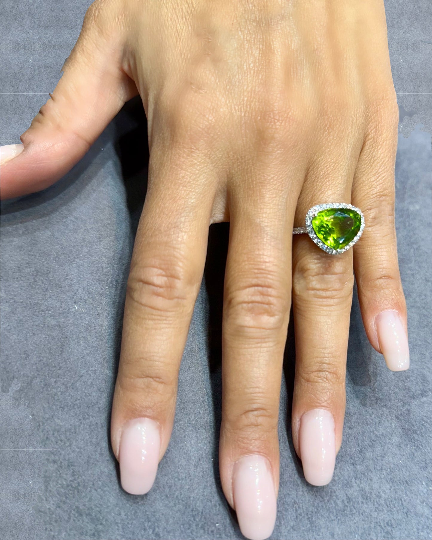 PERIDOT, DIAMONDS & WHITE GOLD HEART-SHAPED RING