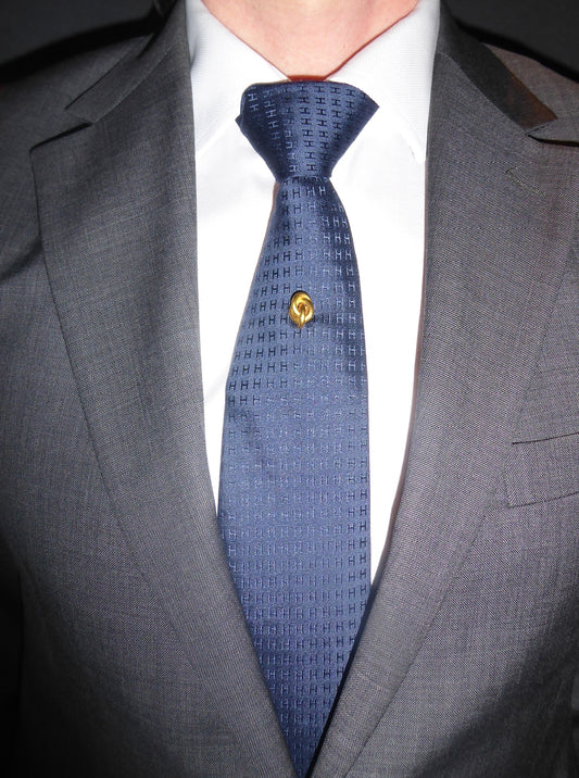VICTORIAN YELLOW GOLD LOVE KNOT TIE PIN, 1900s