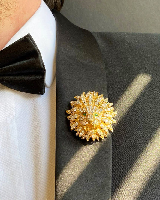 VAN CLEEF & ARPELS DIAMONDS, EMERALDS & YELLOW GOLD LION BROOCH, 1970s