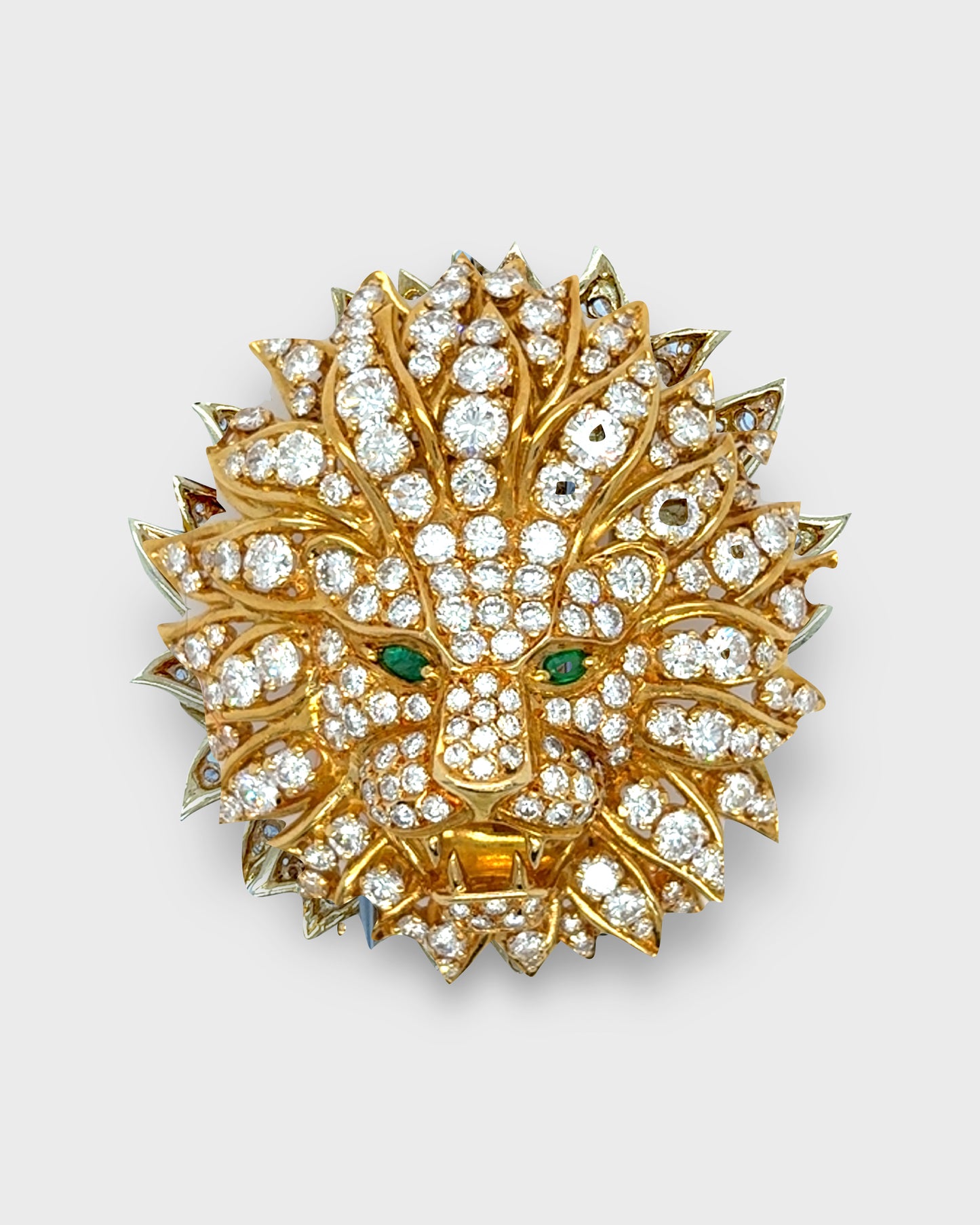 VAN CLEEF & ARPELS DIAMONDS, EMERALDS & YELLOW GOLD LION BROOCH, 1970s