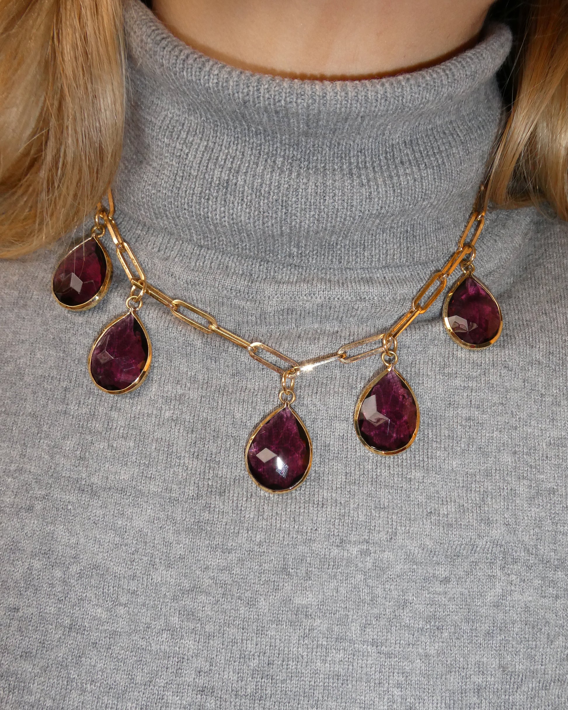 RASPBERRY QUARTZ & GOLD CHARM NECKLACE, 1990s