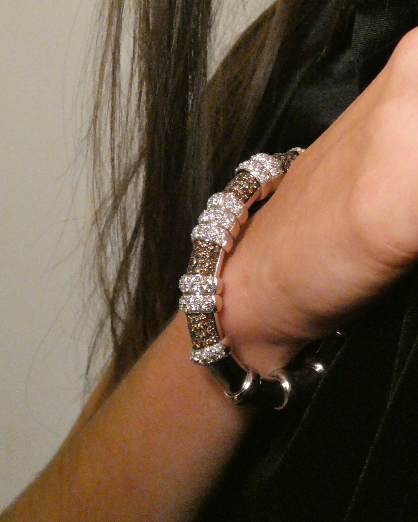 CACCIARI SALVATI CHAMPAGNE & WHITE DIAMONDS ON WHITE GOLD BANGLE, 2000