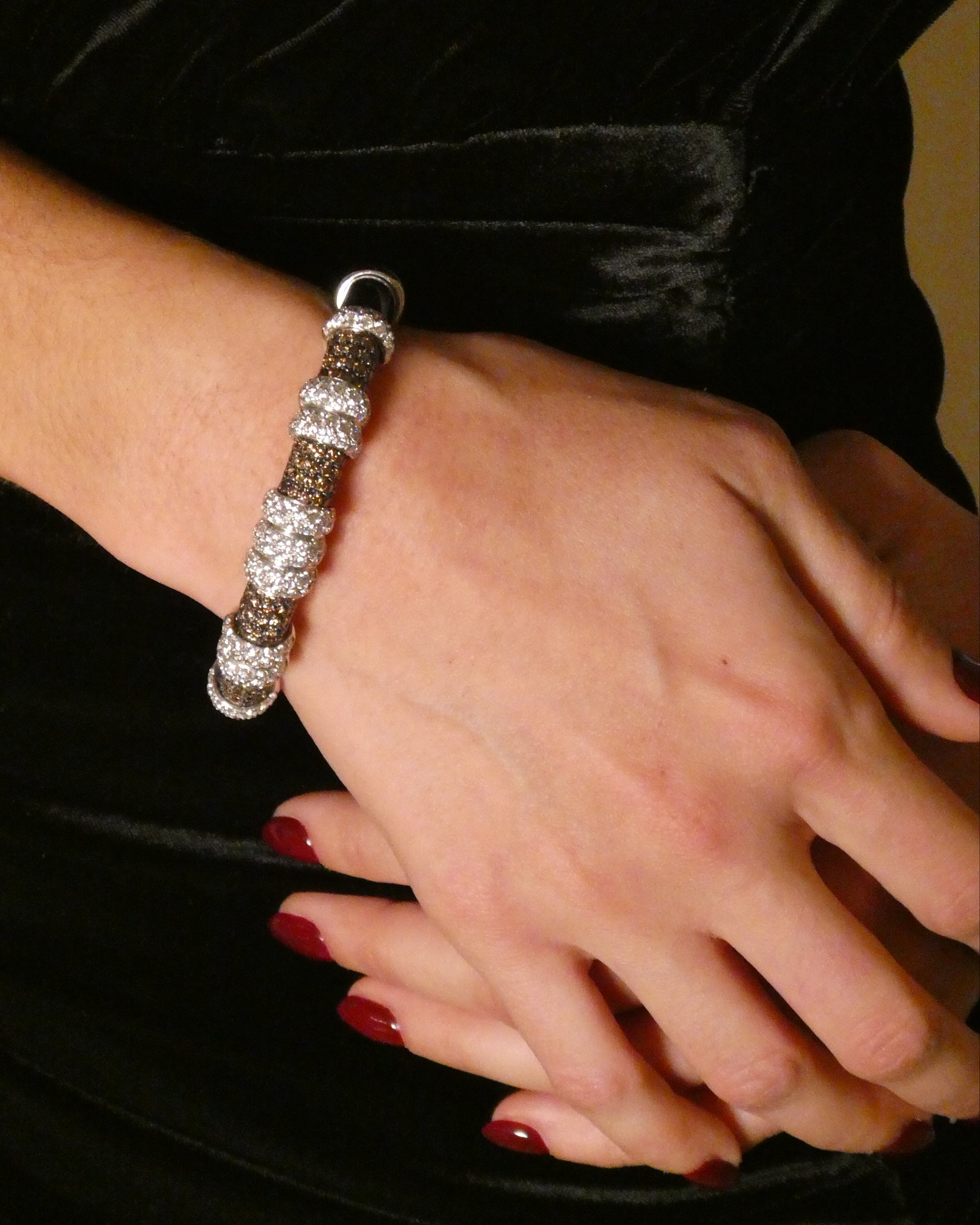 CACCIARI SALVATI CHAMPAGNE & WHITE DIAMONDS ON WHITE GOLD BANGLE, 2000