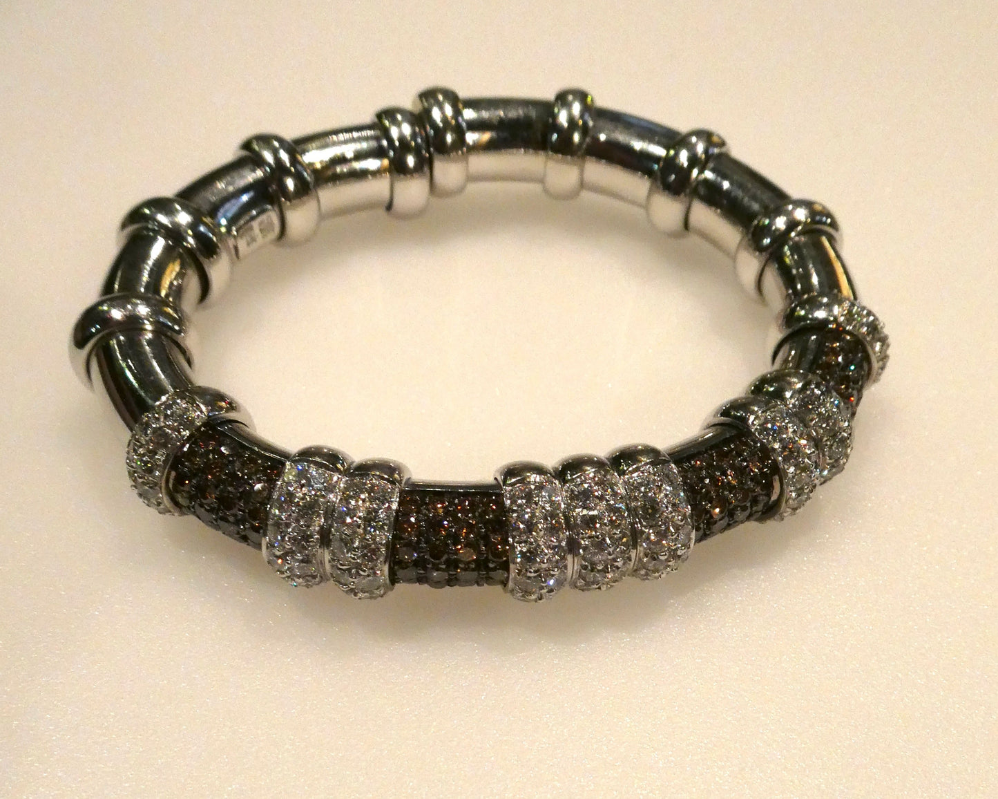 CACCIARI SALVATI CHAMPAGNE & WHITE DIAMONDS ON WHITE GOLD BANGLE, 2000