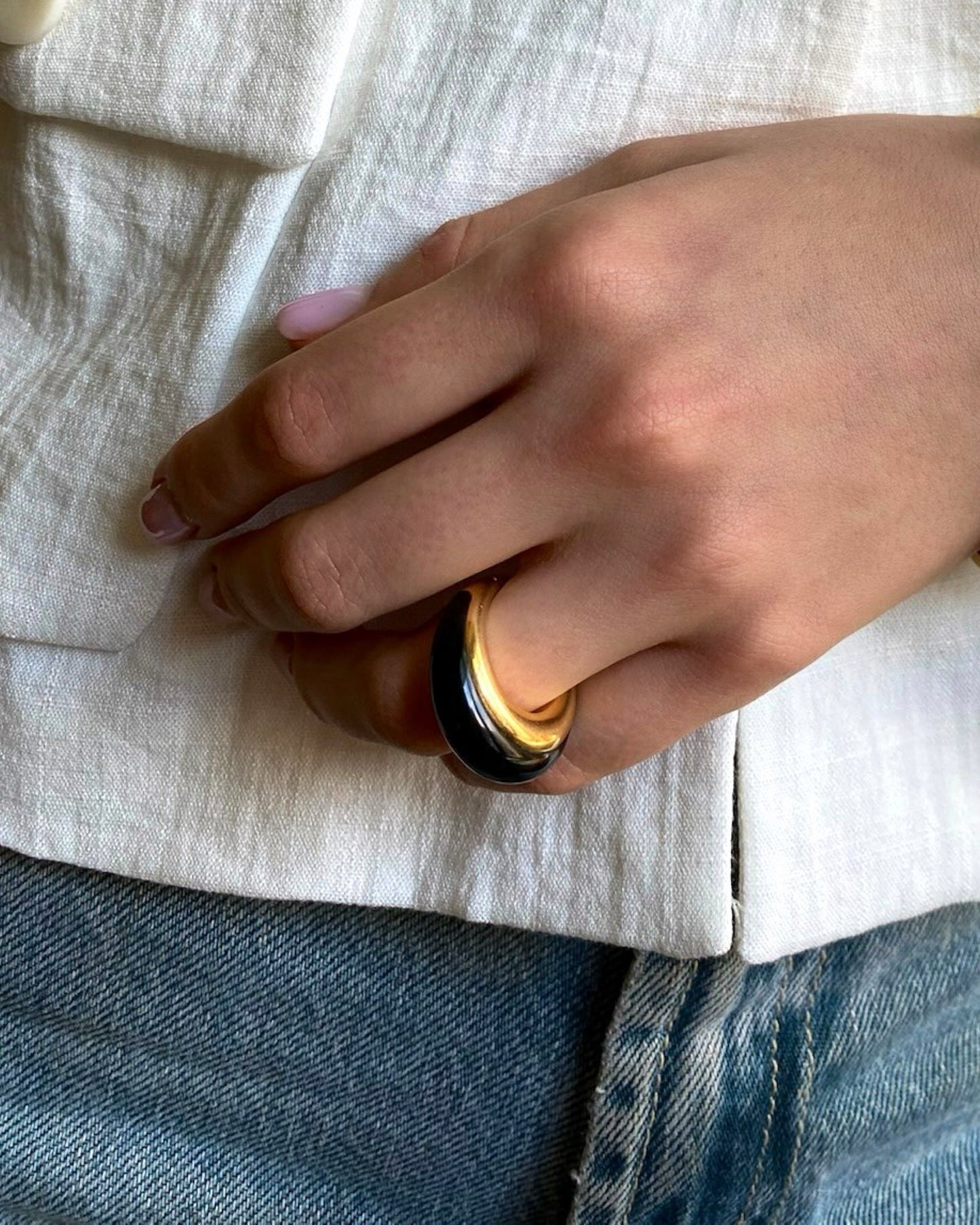 VAN CLEEF & ARPELS YELLOW GOLD & ONYX RING, 1970s