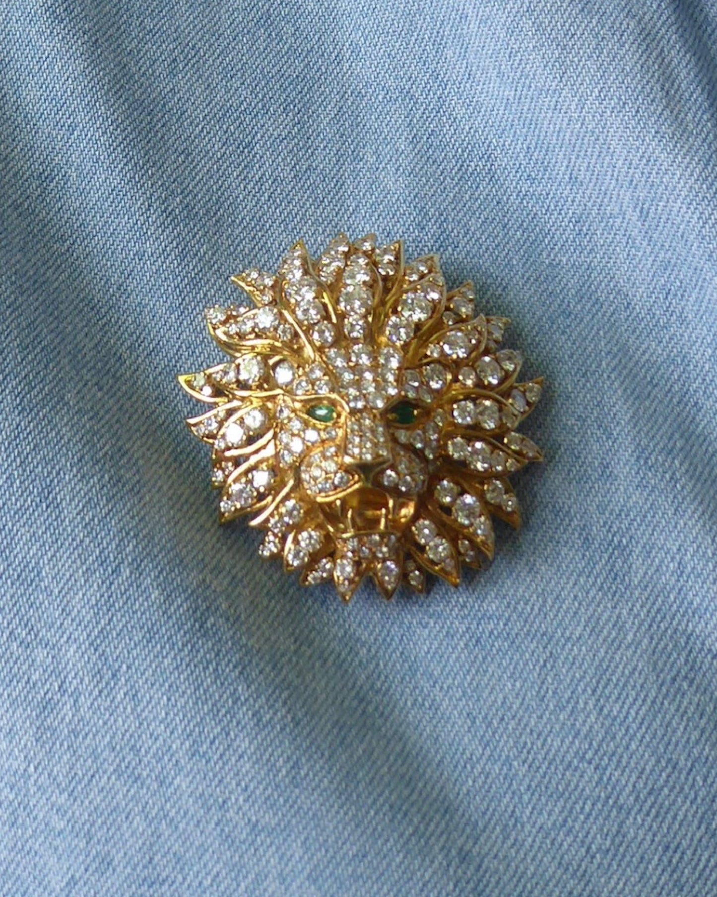 VAN CLEEF & ARPELS DIAMONDS, EMERALDS & YELLOW GOLD LION BROOCH, 1970s