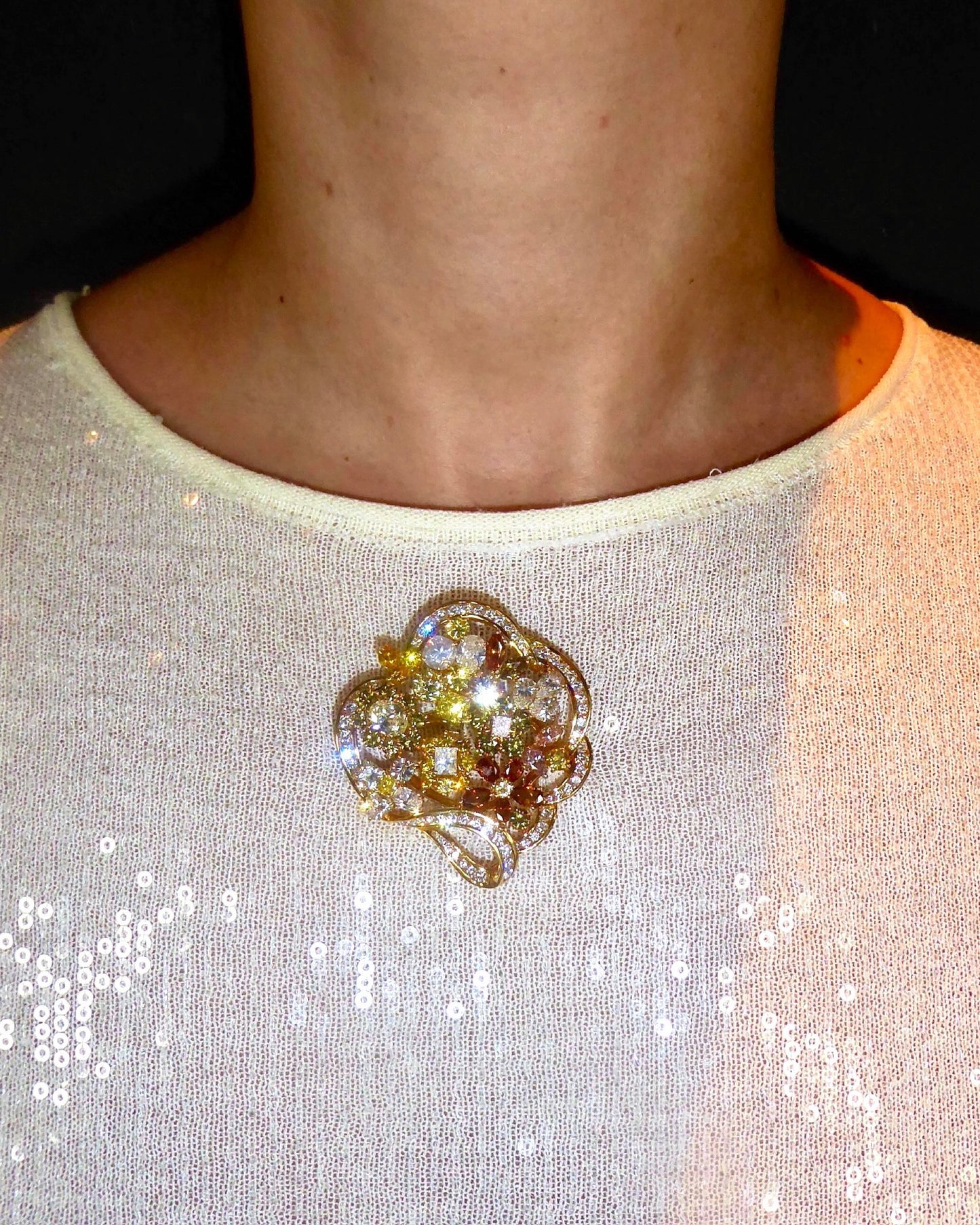 FANCY COLOUR DIAMONDS (23ct) & YELLOW GOLD BROOCH