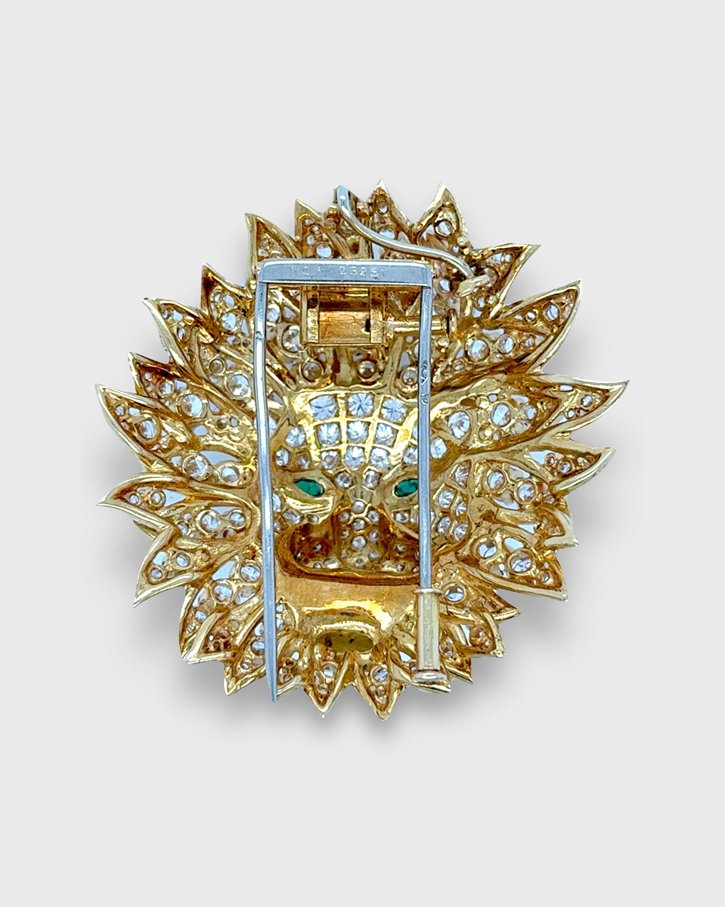 VAN CLEEF & ARPELS DIAMONDS, EMERALDS & YELLOW GOLD LION BROOCH, 1970s