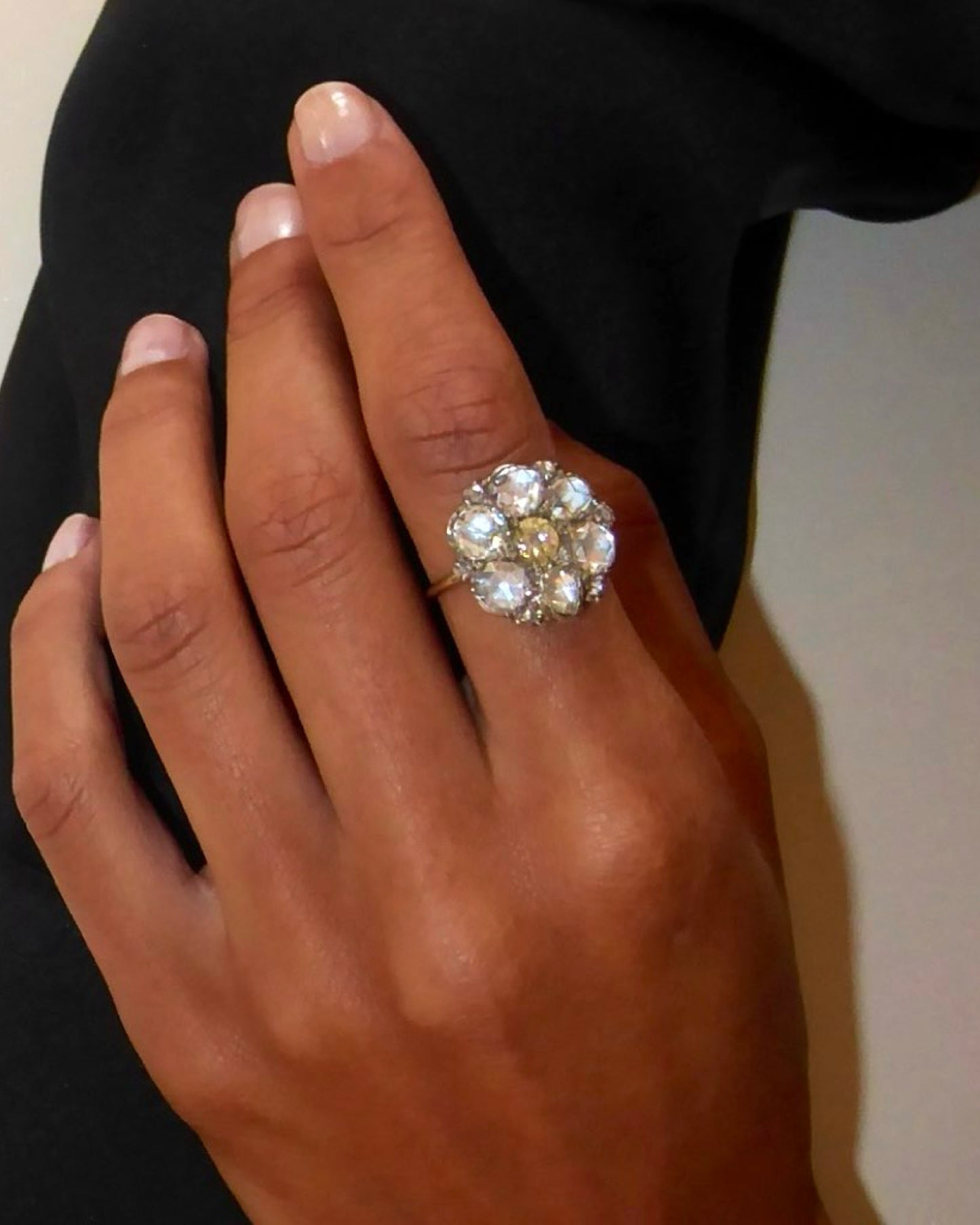 VICTORIAN DIAMOND CLUSTER & YELLOW GOLD RING, 1870s