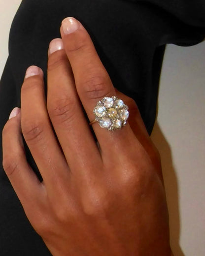 VICTORIAN DIAMOND CLUSTER & YELLOW GOLD RING, 1870s