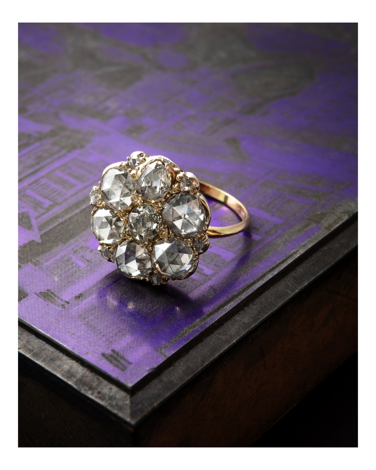 VICTORIAN DIAMOND CLUSTER & YELLOW GOLD RING, 1870s