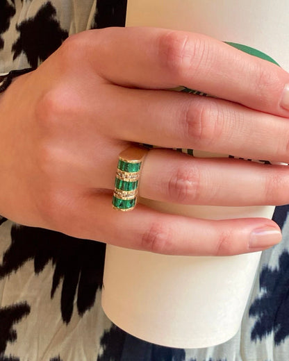 ART MODERNE EMERALD, DIAMOND & YELLOW GOLD RING, 1940s