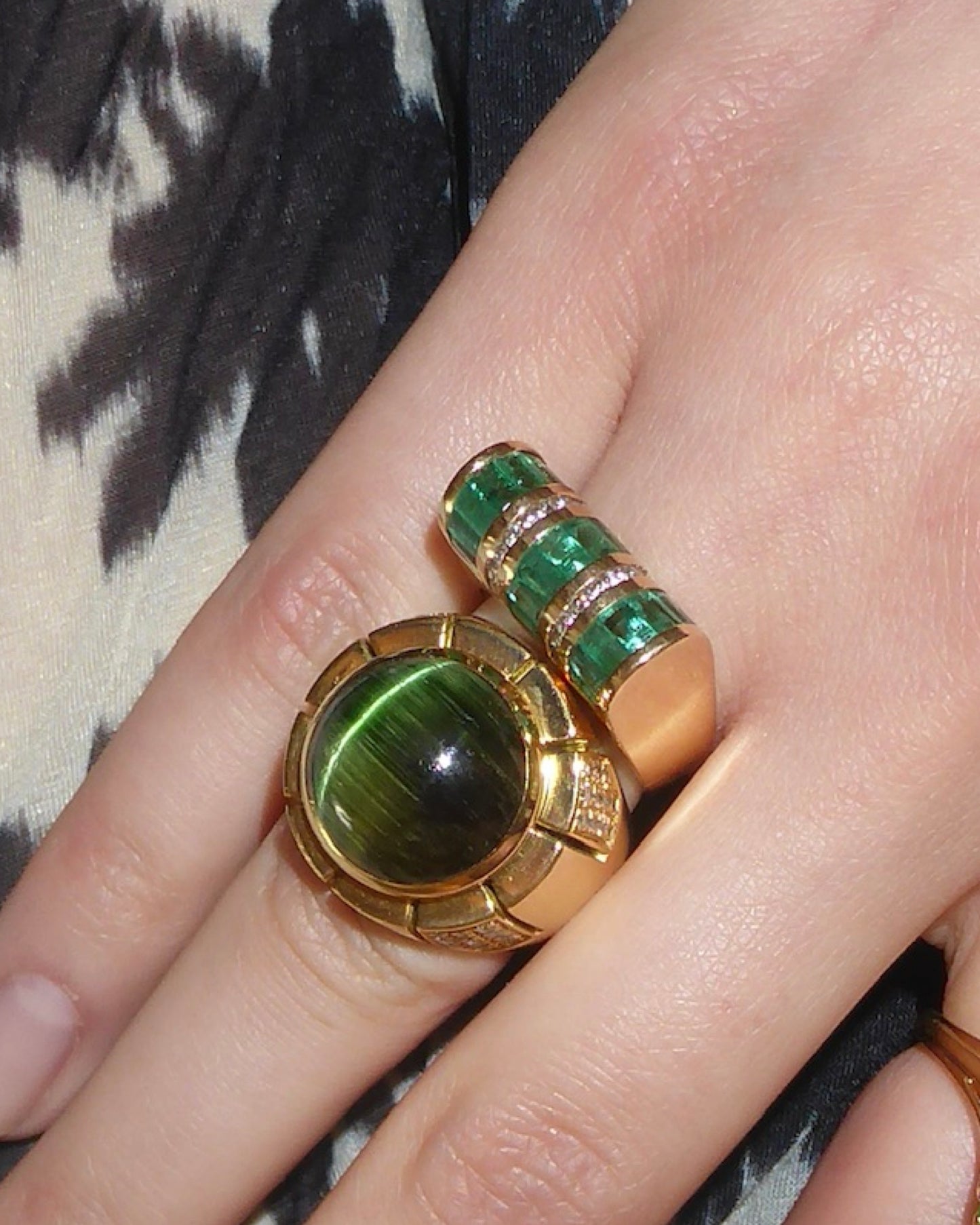 ART MODERNE EMERALD, DIAMOND & YELLOW GOLD RING, 1940s