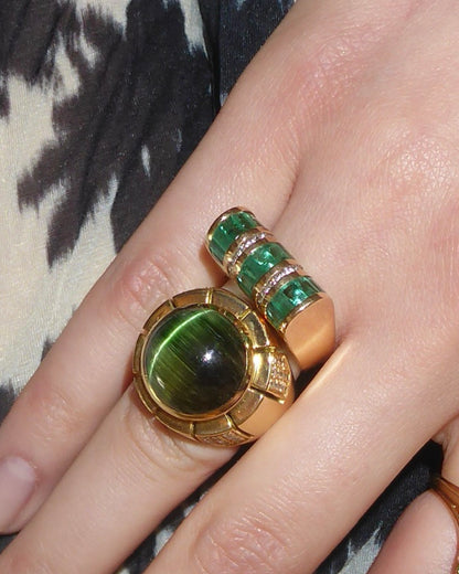 ART MODERNE EMERALD, DIAMOND & YELLOW GOLD RING, 1940s