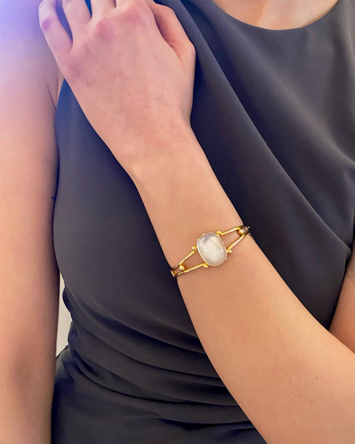 VICTORIAN MOONSTONE & 15k ROSE GOLD BANGLE, 1880s