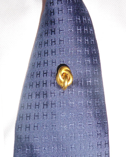 VICTORIAN YELLOW GOLD LOVE KNOT TIE PIN, 1900s