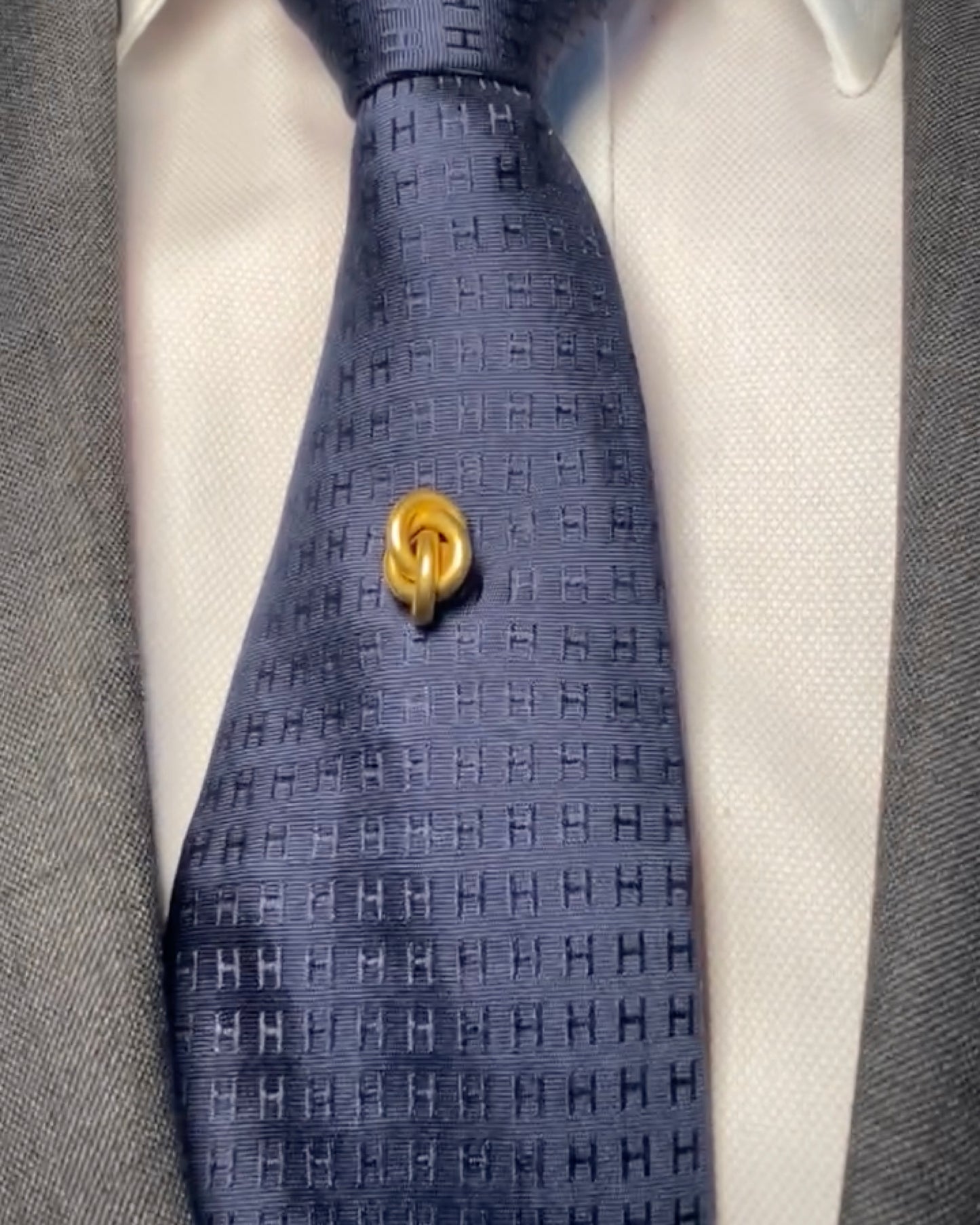 VICTORIAN YELLOW GOLD LOVE KNOT TIE PIN, 1900s