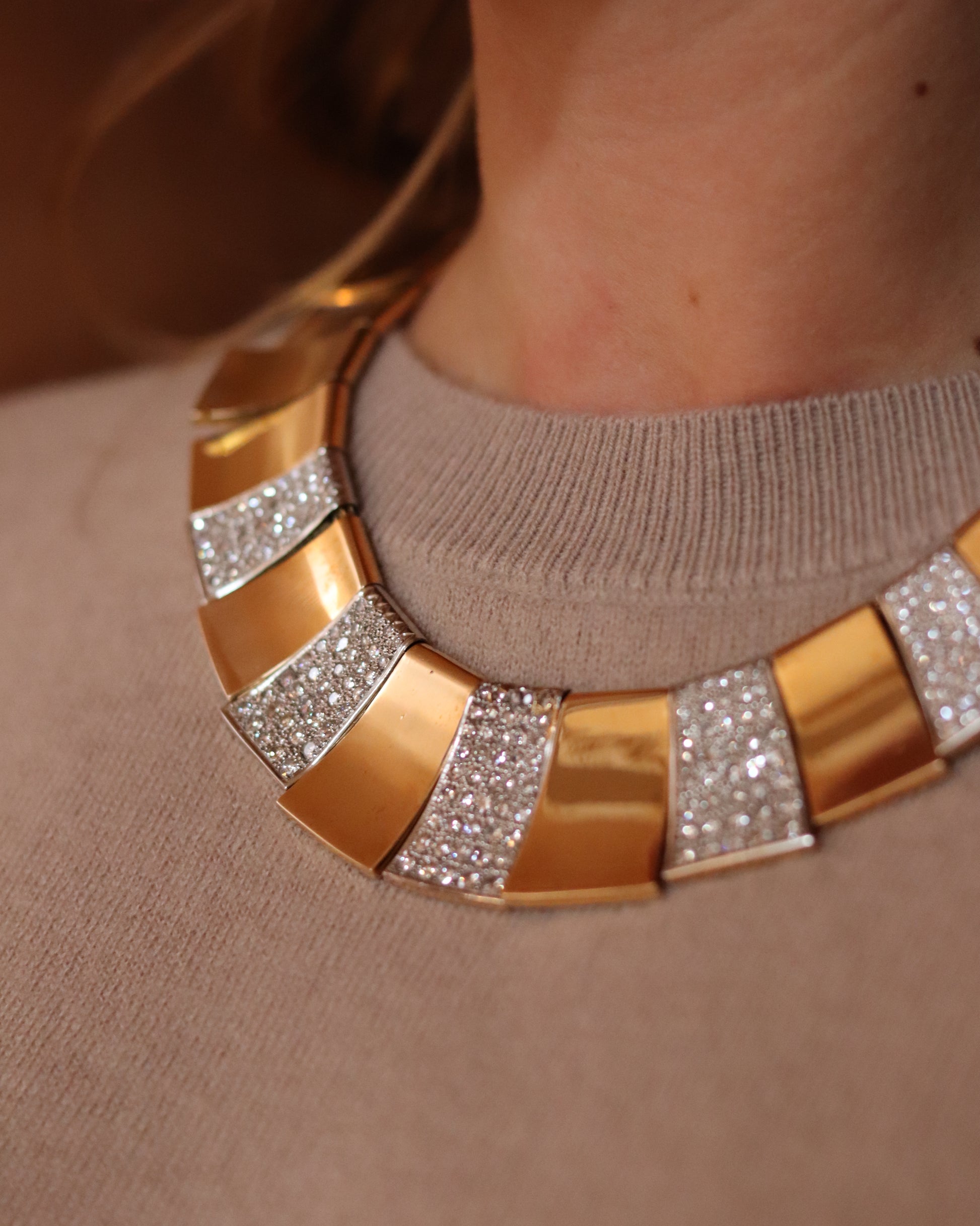 CACCIARI SALVATI DIAMOND & GOLD SET OF CHOKER, EARCLIPS AND RING, 1980s