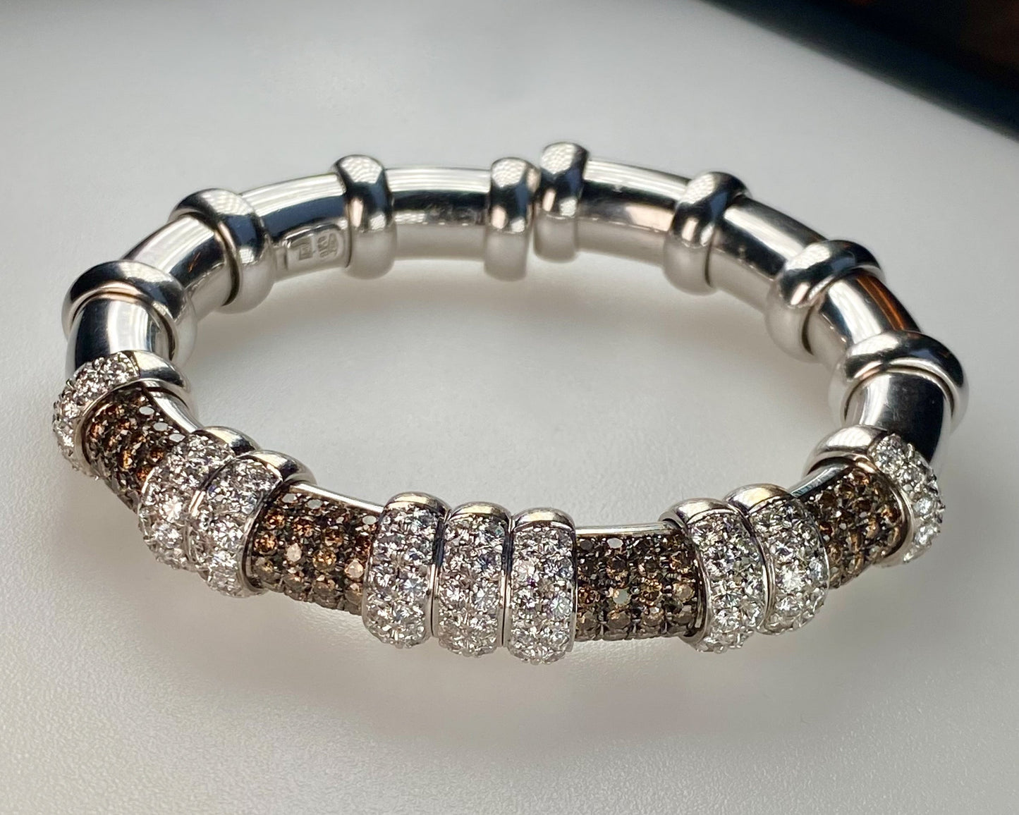 CACCIARI SALVATI CHAMPAGNE & WHITE DIAMONDS ON WHITE GOLD BANGLE, 2000