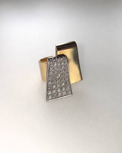 CACCIARI SALVATI DIAMOND & GOLD SET OF CHOKER, EARCLIPS AND RING, 1980s