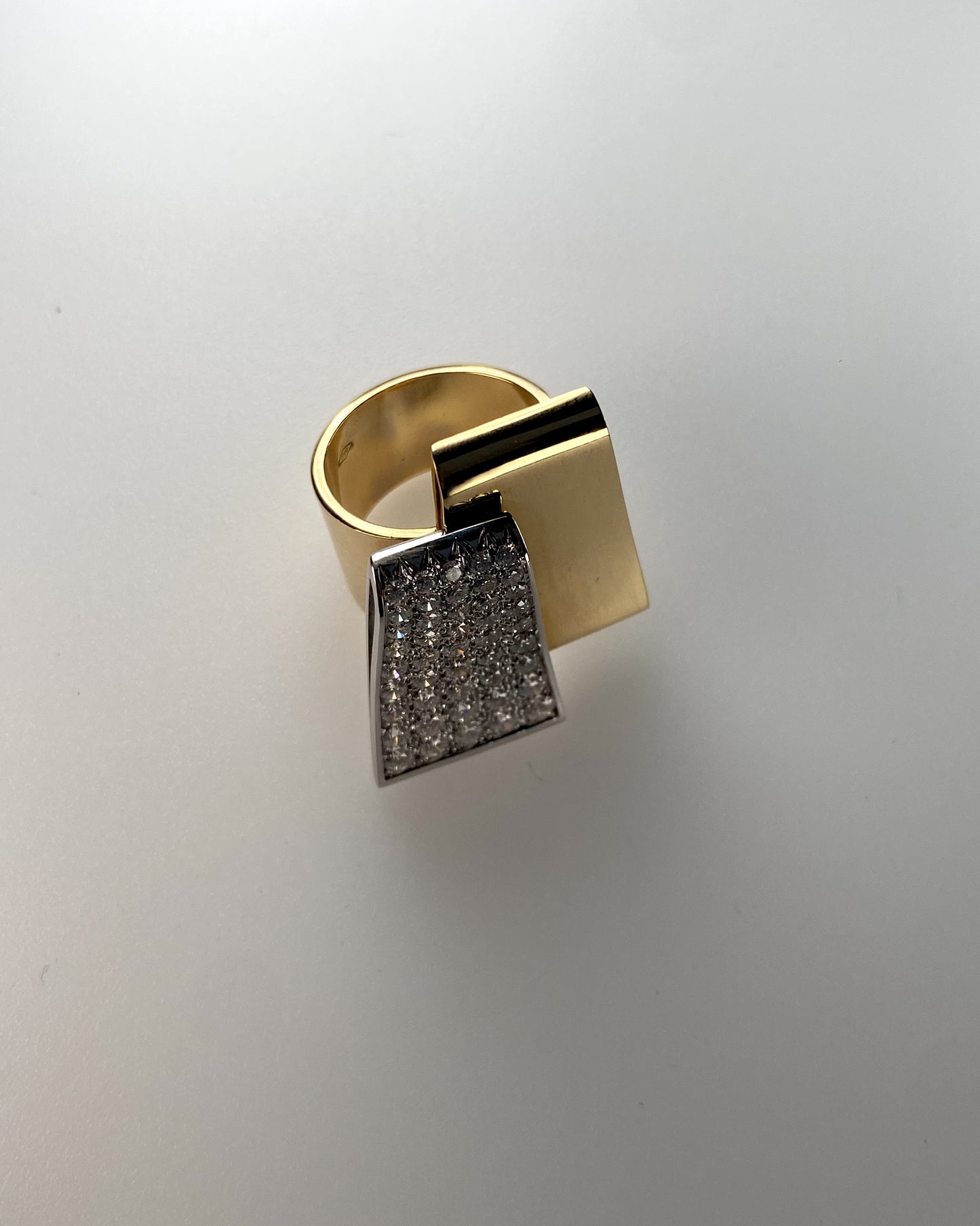 CACCIARI SALVATI DIAMOND & GOLD SET OF CHOKER, EARCLIPS AND RING, 1980s